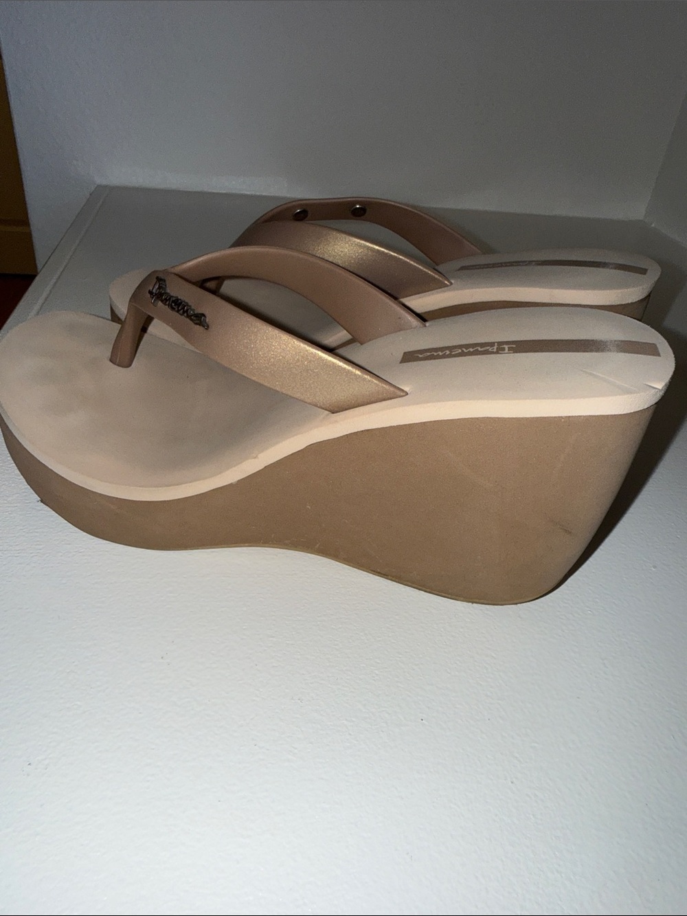 Ipanema Women's Metallic Gold Wedge Thong Sandals - Picture 4 of 4